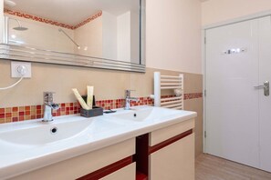 Shower, hair dryer, towels - ZENVILLA-Go | Spacious Holiday Home in Montauroux with shared Heated Pool (Montauroux)