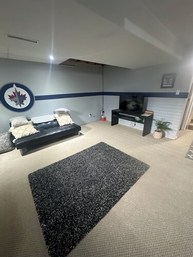 Charming 1-bedroom-1 bath basement suite with AC, WiFi in downtown Souris mb