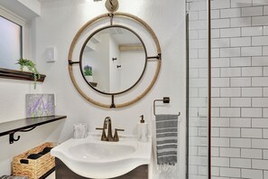 Dusj, hårføner, håndklær og såpe