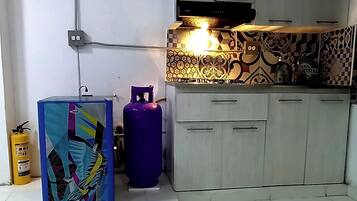 Microondas y utensilios de cocina