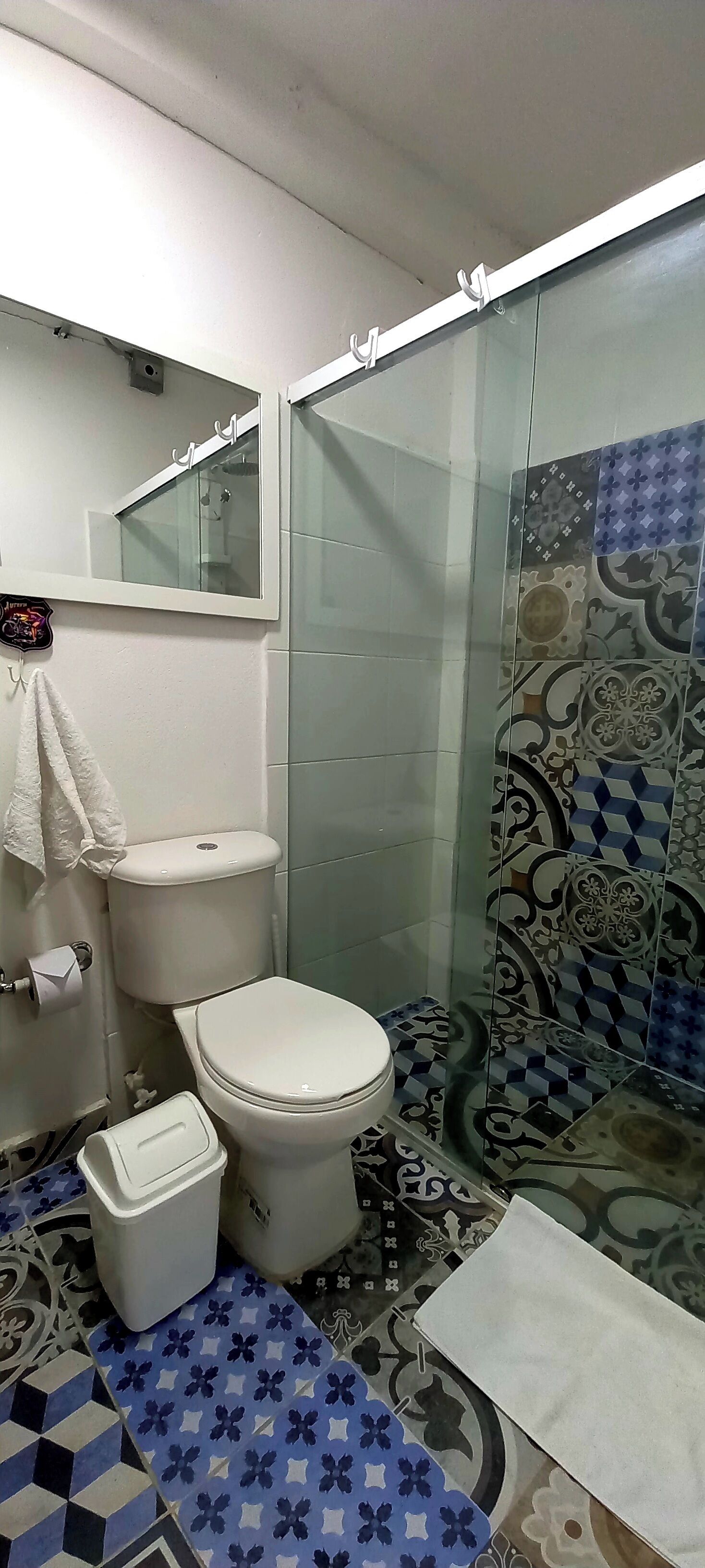 Secadora de cabello, toallas, jabón, papel de baño 