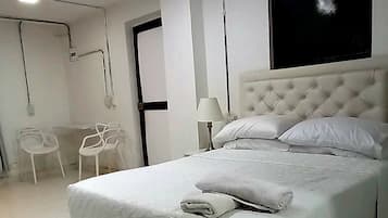 1 dormitorio, tabla de planchar con plancha, wifi y ropa de cama