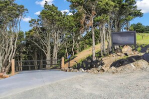 Property grounds - The Ridge Villa 4 – Couple’s Escape, Spa, Sauna and Romantic Breathtaking Views (Mangawhai)