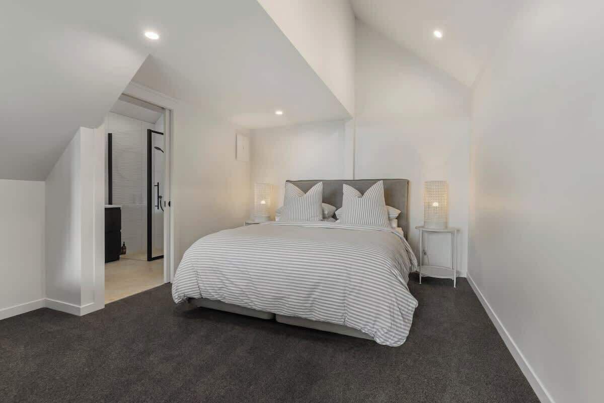 8 bedrooms, WiFi, bed sheets