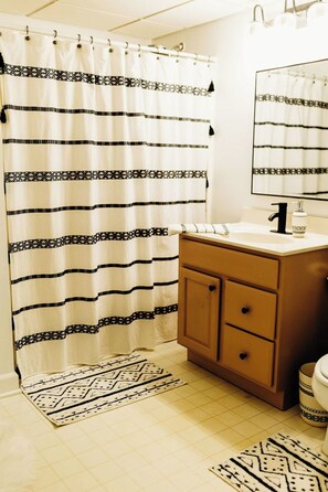 Haartrockner, Handtücher, Seife, Toilettenpapier