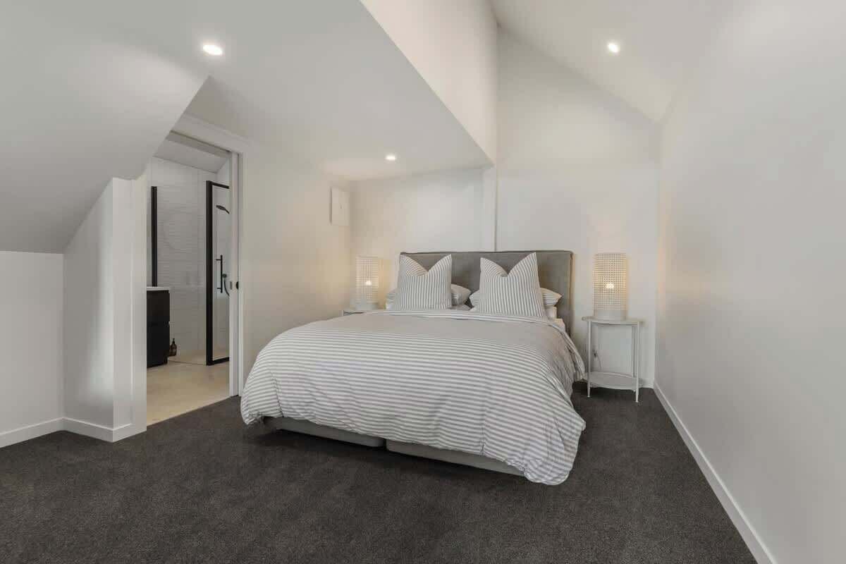 6 bedrooms, WiFi, bed sheets