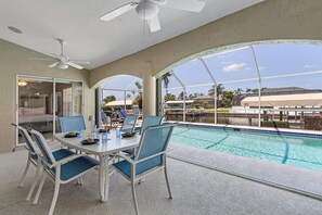 Outdoor dining - Heated Pool, Gulf Access & Dock, Pet Friendly - Villa Canal Breeze - Roelens (Cape Coral)