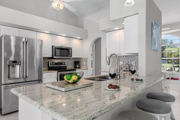 Fridge, microwave, oven, stovetop - Heated Pool, Gulf Access & Dock, Pet Friendly - Villa Canal Breeze - Roelens (Cape Coral)