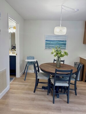 Dining - Charming 2-bedroom townhome with AC, WiFi in awesome Cape Canaveral (Cape Canaveral)