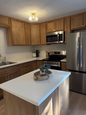 Fridge, microwave, oven, stovetop - Charming 2-bedroom townhome with AC, WiFi in awesome Cape Canaveral (Cape Canaveral)