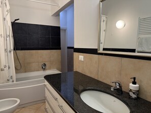 Shower, hair dryer, towels - Villa Cuccarello (Dolcedo)