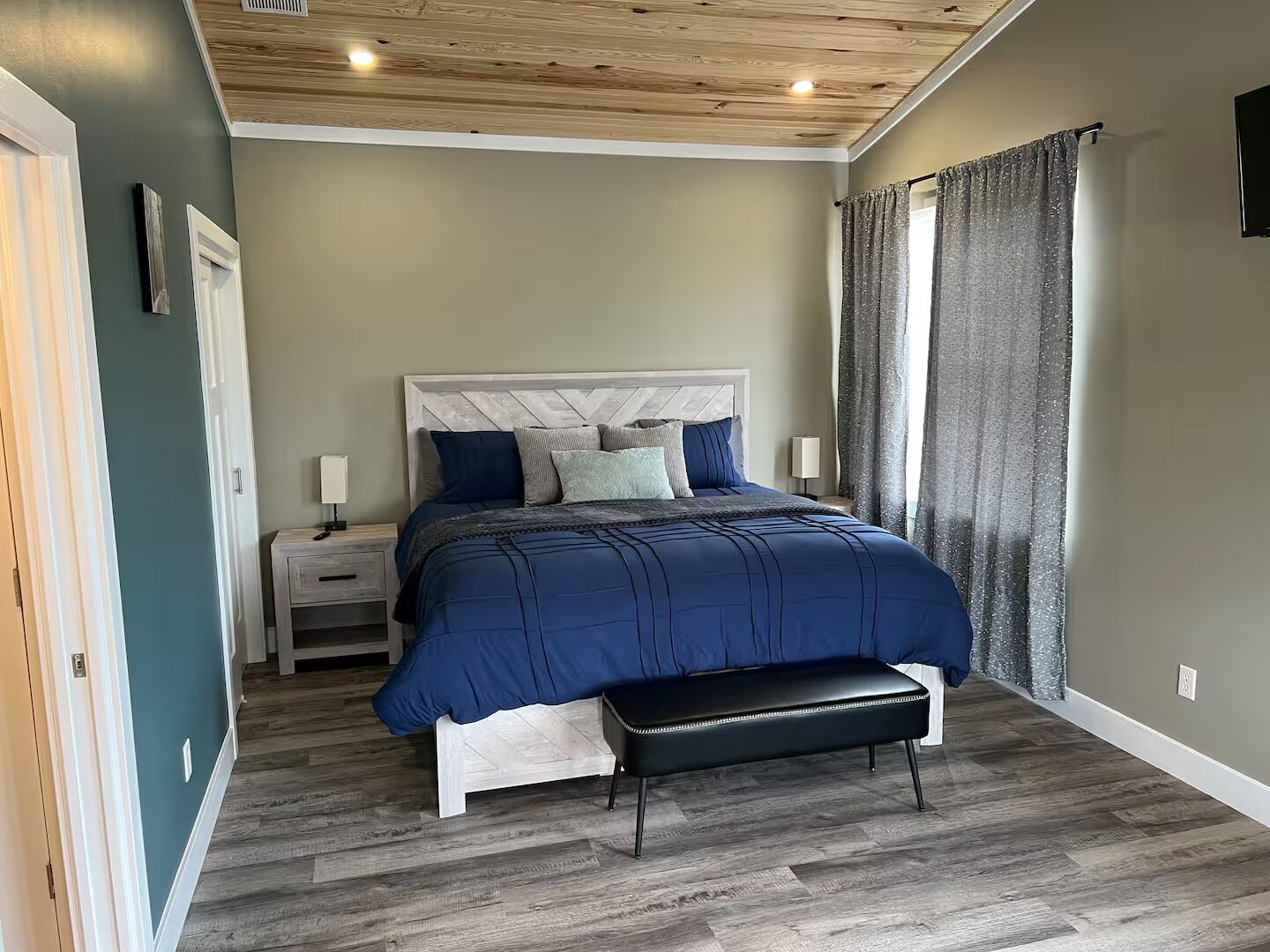 1 makuuhuone, silitysrauta/-lauta