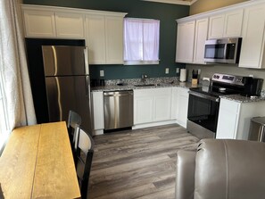 Refrigerador, microondas, horno y parrilla de estufa 