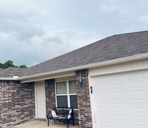 Exterior - Welcome to your home away from home! Our charming 4 bedroom home (Alexander)