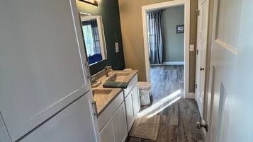 Douche, sèche-cheveux, serviettes fournies