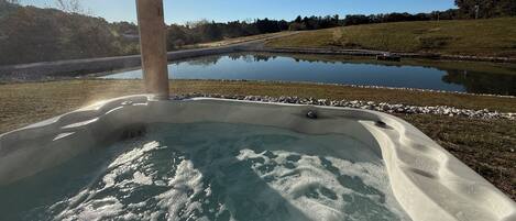 Banyera d'hidromassatge a l'aire lliure