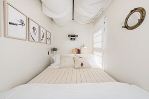 4 habitaciones, escritorio y tabla de planchar con plancha 