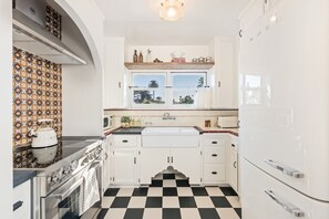 Private kitchen - The Marlowe Seaside Inn - Vintage Luxury at the Beach (Santa Barbara)