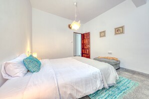 2 habitaciones, escritorio, tabla de planchar con plancha y wifi gratis 