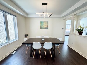 Dining - Elegant Retreat near Toronto Airport & Downtown (Brampton)