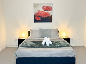 4 bedrooms, desk, iron/ironing board, travel cot - Elegant Retreat near Toronto Airport & Downtown (Brampton)