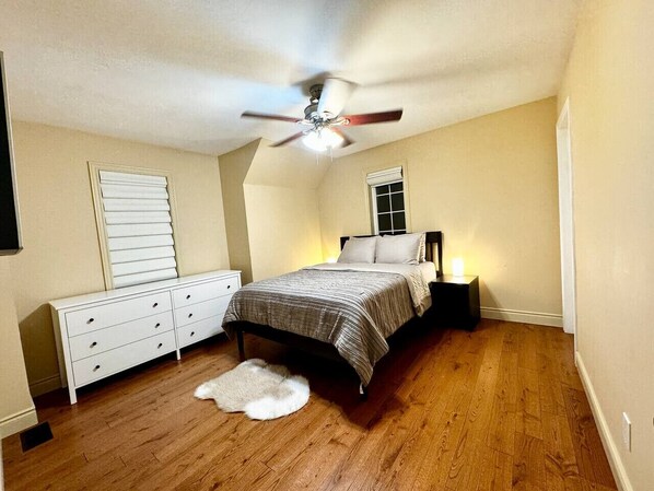 1 habitación, tabla de planchar con plancha, cuna de viaje y wifi 