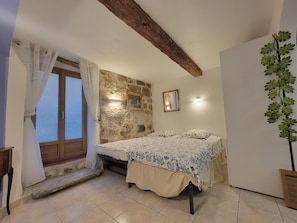 2 habitaciones, escritorio, tabla de planchar con plancha y wifi