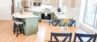 Walking distance to restaurants! Come enjoy our 3-bed cabin in Pine!