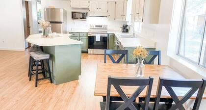 Walking distance to restaurants! Come enjoy our 3-bed cabin in Pine!