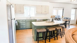 Interior - Walking distance to restaurants! Come enjoy our 3-bed cabin in Pine! (Pine)
