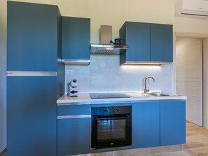 Fridge, oven, dishwasher, cookware/dishes/utensils