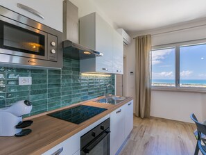 Fridge, oven, dishwasher, cookware/dishes/utensils