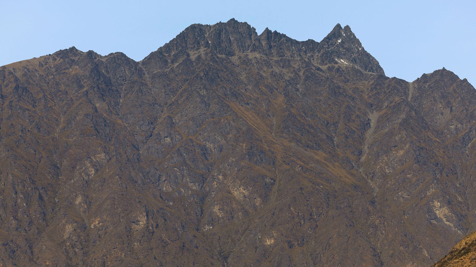 Una cordillera escarpada con picos afilados y cielo despejado.