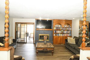 Una Smart TV, una chimenea, libros