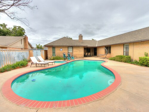 Marvelous 5-bedroom house with Heated Pool in Oklahoma City