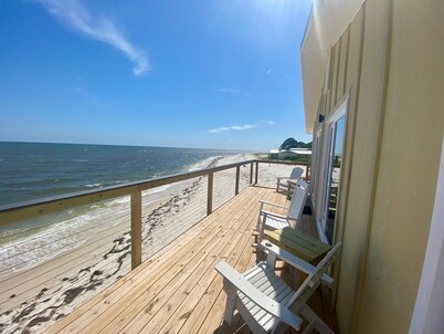 Gulf Breeze – Pet-Friendly 3BR Beachfront Stay with Stunning Views & Renovations
