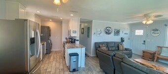 Gulf Breeze – Pet-Friendly 3BR Beachfront Stay with Stunning Views & Renovations