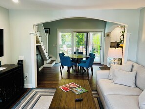 Smart-tv, eldstad och datorskärmar