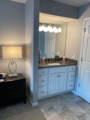 Pyyhkeet, saippua, vessapaperi