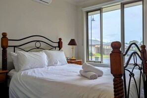 4 bedrooms, desk, iron/ironing board, free WiFi