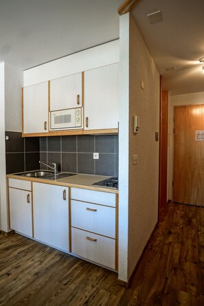 Kühlschrank, Mikrowelle, Wasserkocher mit Kaffee-/Teezubehör