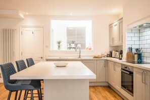 Fridge, oven, dishwasher, coffee/tea maker - 57A Thoroughfare, Woodbridge (Woodbridge)