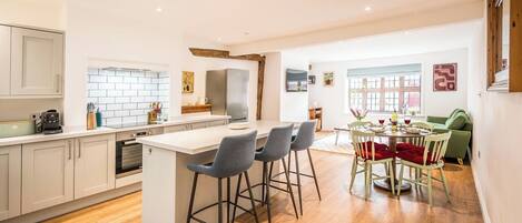 Réfrigérateur, four, lave-vaisselle, cafetiÚre/bouilloire