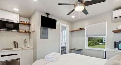 Luxury Studio • Steps to Beach • Kitchenette • Outdoor Seating