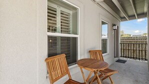 Outdoor dining - Luxury Studio • Steps to Beach • Kitchenette • Outdoor Seating (Fernandina Beach)