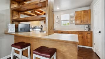 Een koelkast, een magnetron, een oven, een koffiezetapparaat/waterkoker