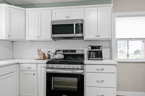 Geladeira, micro-ondas, fogão, cooktop