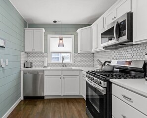 Een koelkast, een microgolfoven, een oven, een kookplaat