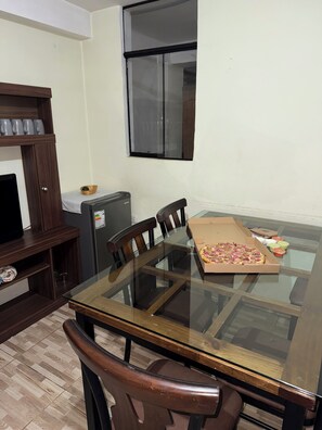 Grand réfrigérateur, micro-ondes, plaque de cuisson