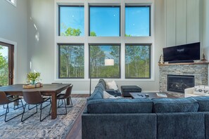 Smart-tv, eldstad och datorskärmar